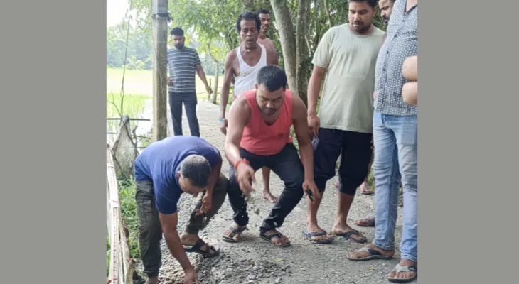 তৈরির পরই ভাঙছে রাস্তা, কাজ আটকালেন বাসিন্দারা