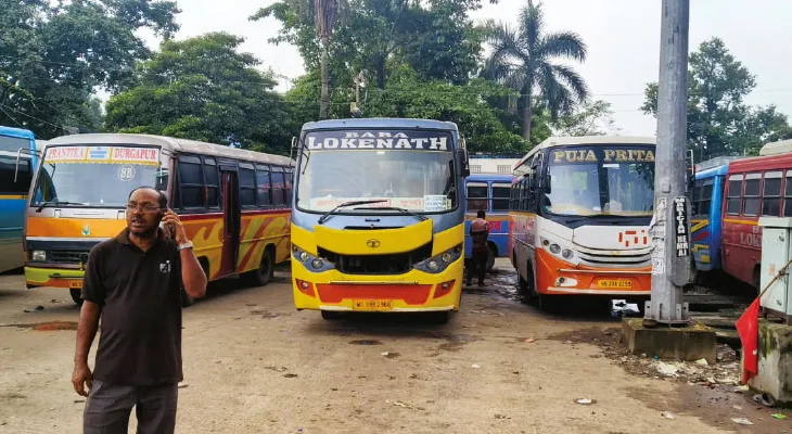 দুর্গাপুরে বাস ও অটো পরিষেবা বন্ধ রেখে প্রতিবাদ, ভোগান্তি