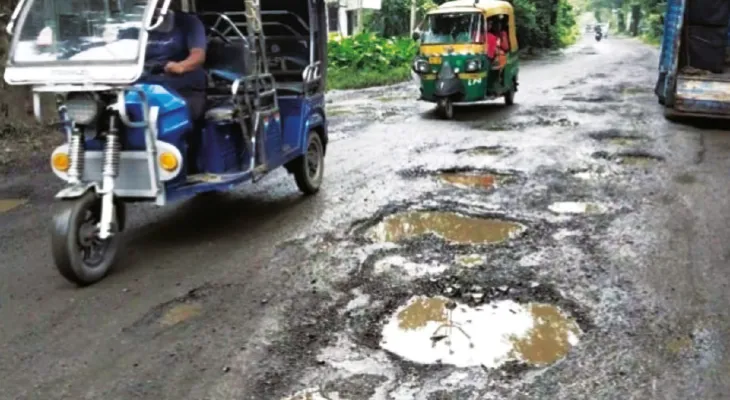 সংস্কারের দাবি তুলে বনগাঁ-বাগদা  সড়কে বন্ধ বাস ও অটো, ভোগান্তি