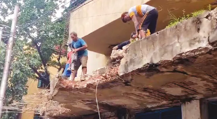 ভাঙা হল মার্কেটের বিপজ্জনক বারান্দা