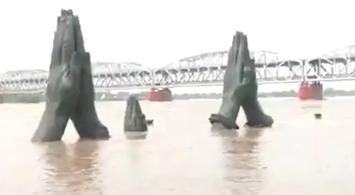 ভারী বৃষ্টির জেরে গঙ্গায় বাড়ছে জলস্তর! ভাসল বারাণসীর নমো ঘাট