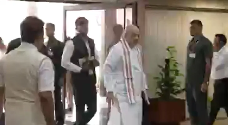 এনডিএ-এর সংসদীয় দলের বৈঠকের জন্য  হাজির কেন্দ্রীয় মন্ত্রী অমিত শাহ, রাজনাথ সিং, গিরিরাজ সিং, বক্তব্য রাখতে পারেন নরেন্দ্র মোদি