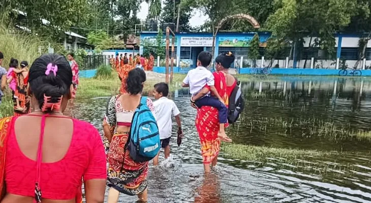 জল পেরিয়ে স্কুলে যেতে হয় খুদে পড়ুয়াদের, জলপাইগুড়ির বালাপাড়া তিস্তার চর এসপি প্রাইমারি স্কুলে বিক্ষোভ অভিভাবকদের
