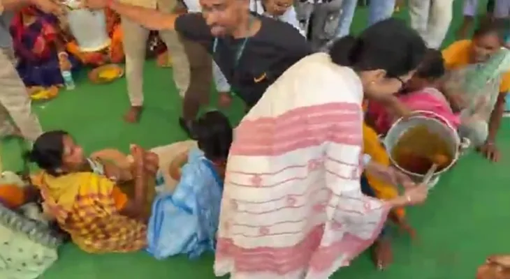 আরামবাগে অস্থায়ী কমিউনিটি কিচেনে গিয়ে খাবার পরিবেশন করলেন মুখ্যমন্ত্রী মমতা বন্দ্যোপাধ্যায়
