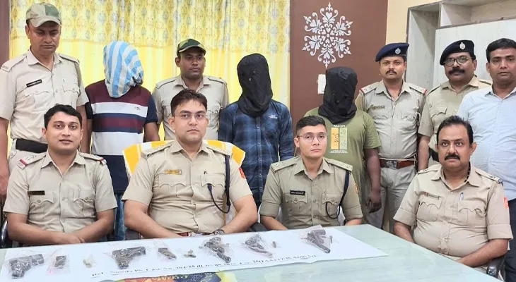 পাঁচটি আগ্নেয়াস্ত্র ও ১৩ রাউন্ড গুলি  উদ্ধার করল মুর্শিদাবাদের নওদা থানার পুলিস, গ্রেপ্তার ৩ দুষ্কৃতী