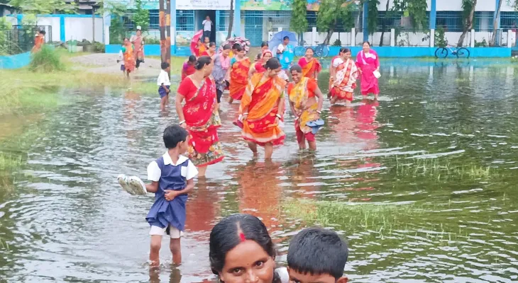 হাঁটু জল পেরিয়ে স্কুলে যেতে হচ্ছে প্রাইমারির পড়ুয়াদের, বিক্ষোভে অভিভাবকরা
