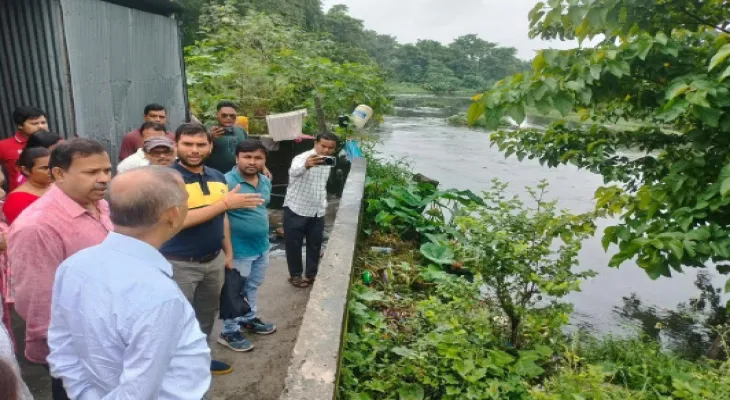 জোড়াপানি নদীর জল ঢুকছে গ্রামে এলাকা পরিদর্শন মেয়র গৌতমের