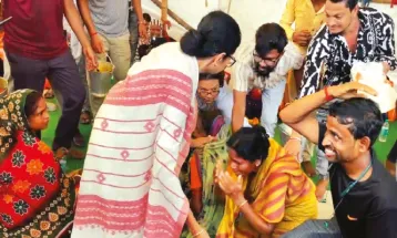 আরামবাগের মায়াপুর দেখল অন্য মমতাকে, মুগ্ধ দুর্গতরা, মুখ্যমন্ত্রী নিজের হাতে খাওয়ালেন ডাল-ভাত