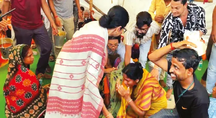 আরামবাগের মায়াপুর দেখল অন্য মমতাকে, মুগ্ধ দুর্গতরা, মুখ্যমন্ত্রী নিজের হাতে খাওয়ালেন ডাল-ভাত