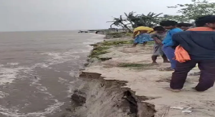 বিপদসীমার উপর দিয়ে বইছে নদী, আতঙ্ক, মানিকচকের গ্রামে ক্রমশ এগিয়ে আসছে গঙ্গা, গিলছে জমি-বাড়ি