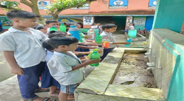 মিড ডে মিলে খসে পড়ছে ছাদের প্লাস্টার, অঙ্গনওয়াড়ি সংস্কারের দাবিতে বিক্ষোভ