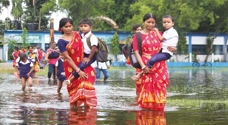 এখনও জমে জল, স্কুলে নৌকা নামানোর দাবি অভিভাবকদের, জলপাইগুড়ির বালাপাড়া তিস্তার চর এসপি প্রাইমারি
