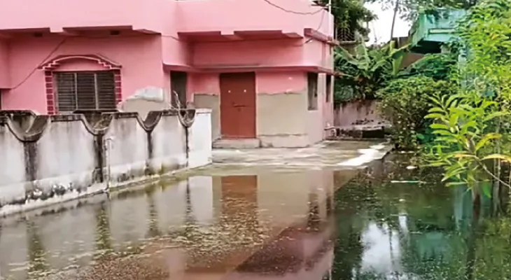জলের পাইপ ফেটে দু’মাস ধরে জলমগ্ন কাঁকসার বিডিও অফিস সংলগ্ন এলাকা