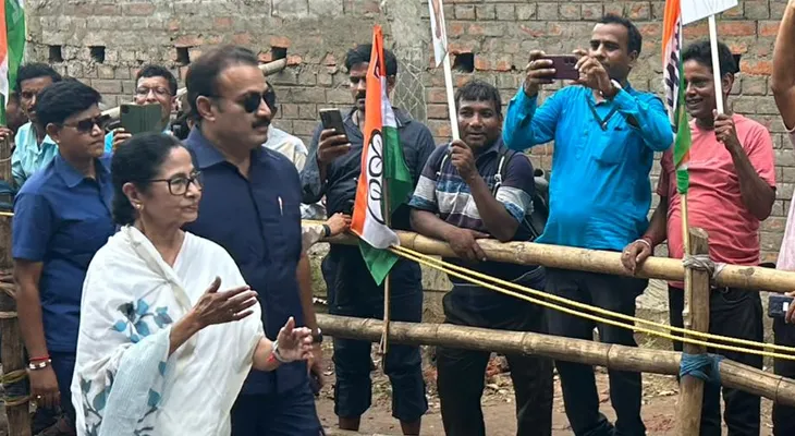 ঝাড়গ্রামে ভাষা আন্দোলনের মিছিলে যোগ দিলেন মুখ্যমন্ত্রী মমতা বন্দ্যোপাধ্যায়