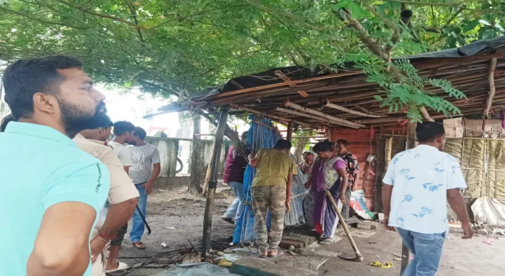 জলপাইগুড়ি রাজবাড়ির সামনে পুরসভার পার্ক দখল করে চলছিল দোকান, হোটেল, উচ্ছেদ শুরু করল পুরসভা, উপস্থিত রয়েছেন ভাইস চেয়ারম্যান সৈকত চট্টোপাধ্যায় সহ আধিকারিকরা