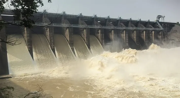 বৃষ্টির মাঝে জল ছেড়েই চলেছে ডিভিসি