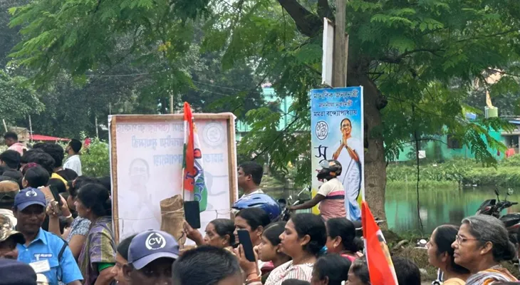 বীরভূমের মতো একই চিত্র ঝাড়গ্রামেও, রাস্তার দু’ধারে চোখে পড়ার মতো উপচে পড়েছে মহিলাদের ভিড়