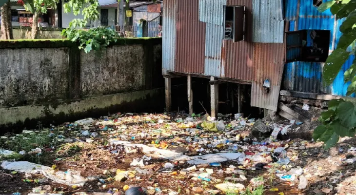 জলপাইগুড়ি: সাফাই হয় না নালা, বাড়ছে ডেঙ্গু, রাস্তার ধারে অস্থায়ী ডাম্পিং গ্রাউন্ডে ক্ষোভ