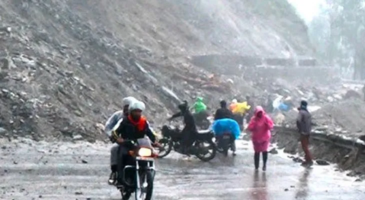 মান্ডি-মানালি রাস্তায় একাধিক ধস, হাইওয়েতে রাত কাটালেন পর্যটকরা