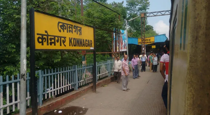 কোন্নগরে প্ল্যাটফর্ম ছাড়িয়ে দাঁড়াল ট্রেন