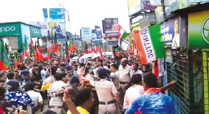 বিজেপির মিছিল ঘিরে ধুন্ধুমার বারাসতে,  হামলা তৃণমূল কার্যালয়ে