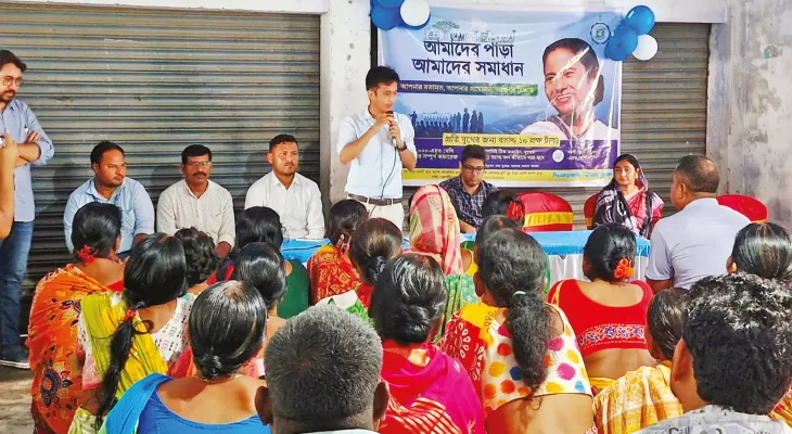ট্রাইব্যুনালের নোটিস পাওয়া প্রধানের বাড়িতে শাসকদলের জেলা নেতৃত্ব