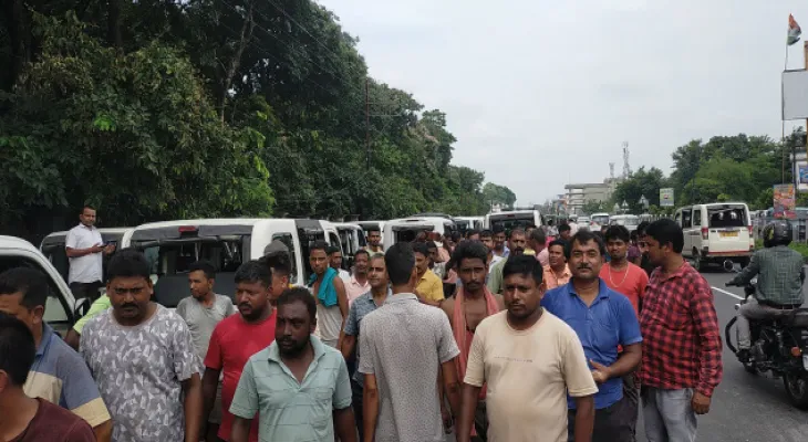 শিলিগুড়ির শিবমন্দির সার্ভিস রোডে ঢুকতে বাধা, একবেলা পরিষেবা বন্ধ রেখে বিক্ষোভ সিটি অটোচালকদের