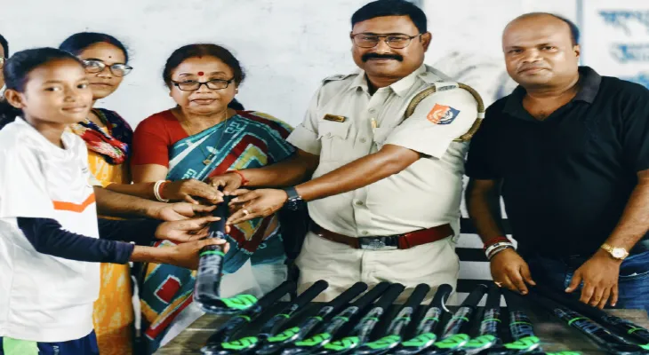 পাশে আইসি, নতুন হকি স্টিক পেল জল্পেশ লক্ষ্মীকান্ত হাইস্কুলের পড়ুয়ারা