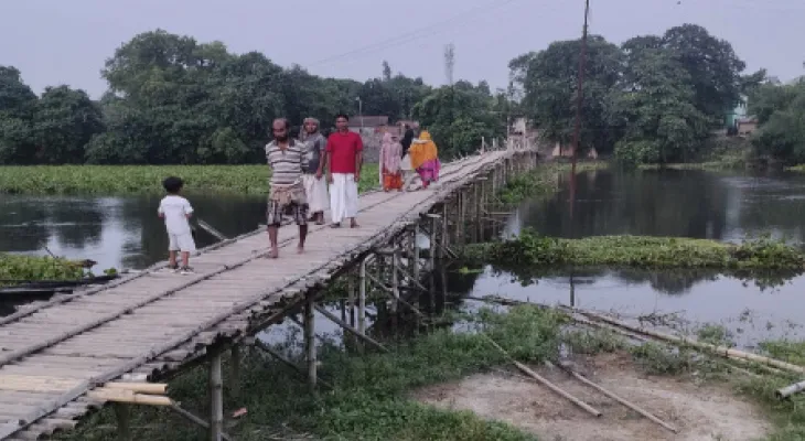 চাঁচলের বালুয়াঘাটে আজও সেতু তৈরি করা হল না, প্রশাসন ব্যবস্থা না নেওয়ায় ক্ষোভ