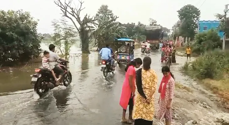 বাবলা নদীর বাঁধ ভেঙে প্লাবিত বহরমপুরের সাটুই-চৌরিগাছা