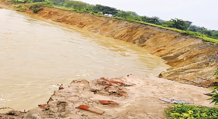 দুবরাজপুরে হিংলো নদীর পাড় ভাঙছে সরানো হল তিন পরিবারকে, উৎকণ্ঠায় বাসিন্দারা