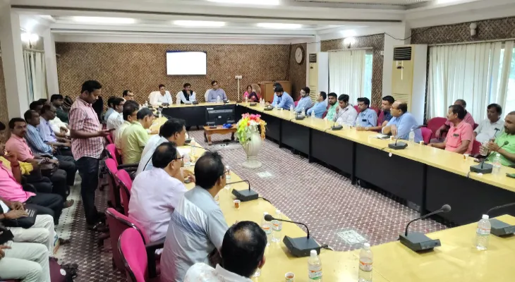 সার নিয়ে বৈঠকে কড়া বার্তা জেলা কৃষিদপ্তরের , কালোবাজারির অভিযোগ পেলে ব্যবসায়ীর নামে এফআইআর!