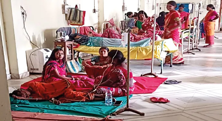 জলমগ্ন খানাকুলে জ্বর, ডায়ারিয়ার প্রকোপ হাসপাতালের মেঝেতে রোগীরা