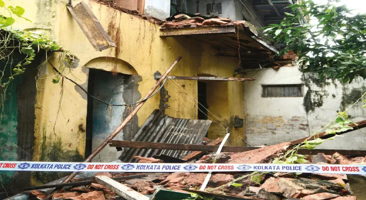 বাড়ির একাংশ ভেঙে এন্টালিতে জখম দুই