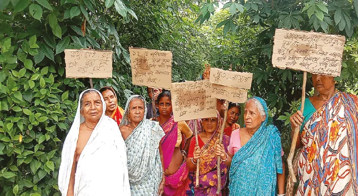 রাস্তা মেরামত না করে ঠিকাদার চলে যান, ভাঙা অবস্থাতেই পড়ে চার বছর