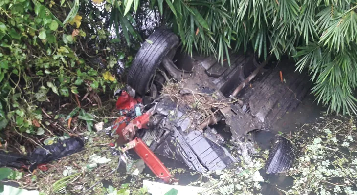 দমদম বিমানবন্দর থেকে ফেরার পথে দুর্ঘটনার কবলে পড়ল একটি চারচাকা গাড়ি, অল্পের জন্য প্রাণে বাঁচলেন চারজন