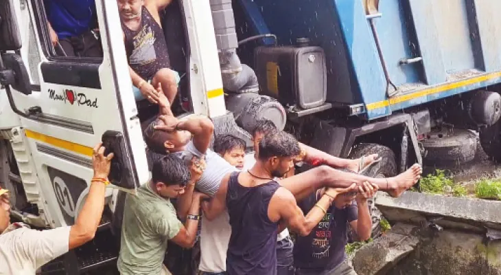 দুর্ঘটনায় স্টিয়ারিংয়ে আটকে গেল ডাম্পার চালকের পা
