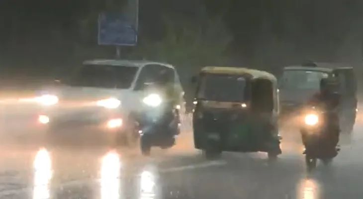 সাতসকালে ভারী বৃষ্টি, ভাসছে দিল্লি