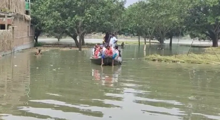 গঙ্গার জল আরও বাড়ল, জরুরি দরকারে এখন ভরসা শুধুই নৌকা