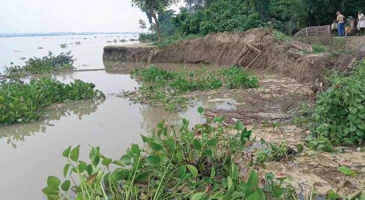অগ্রদ্বীপের চর বিষ্ণুপুরে আবারও আগ্রাসী ভাগীরথী, ভয়াবহ ভাঙন, দু’ মাস ধরে জলের নীচে গ্রামের মূল সড়ক