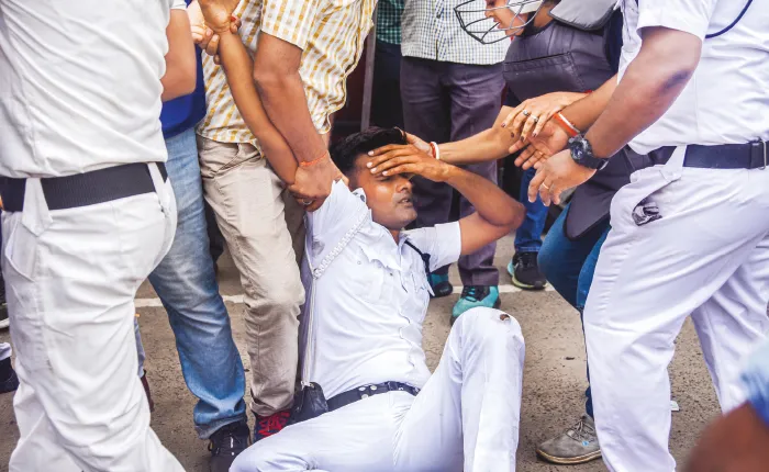 নবান্ন অভিযানে ভোগান্তি শহরজুড়ে, পার্ক স্ট্রিট-নিউ মার্কেটে বিজেপির তাণ্ডব, ভাঙচুর তৃণমূলের কার্যালয়