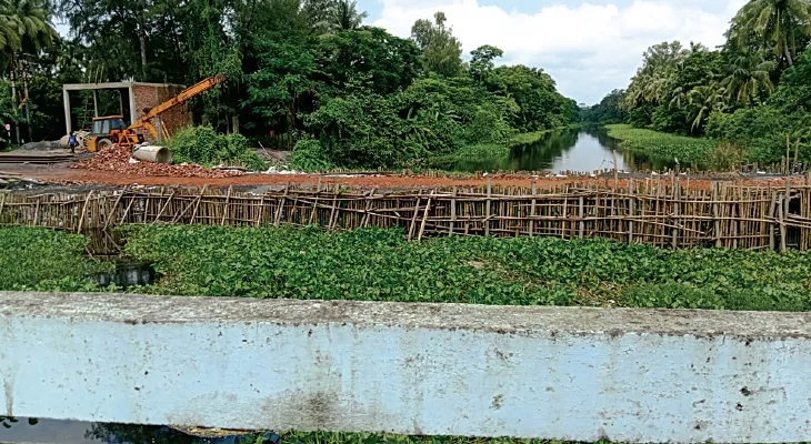 খালের মুখ আটকে তৈরি হয়েছে অস্থায়ী রাস্তা, ক্ষতির মুখে চাষিরা