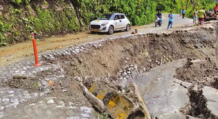 সর্বগ্রাসী তিস্তা: রাস্তায় ধস, জলবন্দি ৬টি গ্রাম