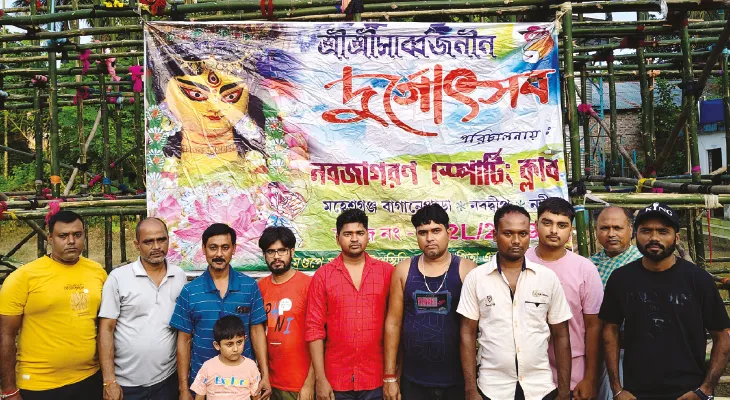 বাগানেপাড়া নবজাগরণ স্পোর্টিং ক্লাবের জাহাজের আদলে মণ্ডপ