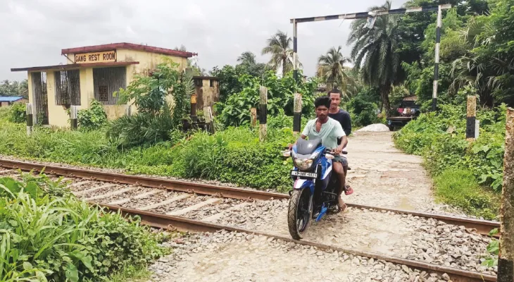 উধাও রেলগেট, দুর্ঘটনার আশঙ্কায় সরব স্থানীয়রা