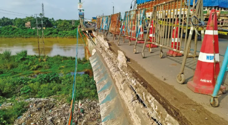 মাঝরাতে দ্বারকেশ্বর নদে ভেঙে পড়ল রামকৃষ্ণ সেতুর একাংশ, বন্ধ ভারী যান চলাচল, আরামবাগে দুর্ভোগ