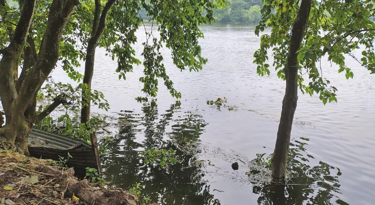 নদীর অববাহিকা থেকে মাটি তোলায় বাড়ছে ভাঙনের শঙ্কা
