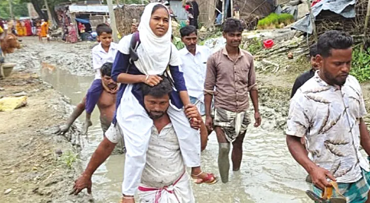 রাস্তা জলে থইথই, অভিভাবকদের কাঁধে চেপে স্কুলে যায় জিন্নাতুনরা