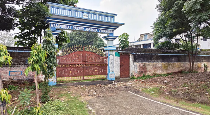 করোনাকাল থেকে ভাড়া নিচ্ছে না রেল, এবার কি রেলওয়ে আদর্শ বিদ্যামন্দির রেলের কোপে?