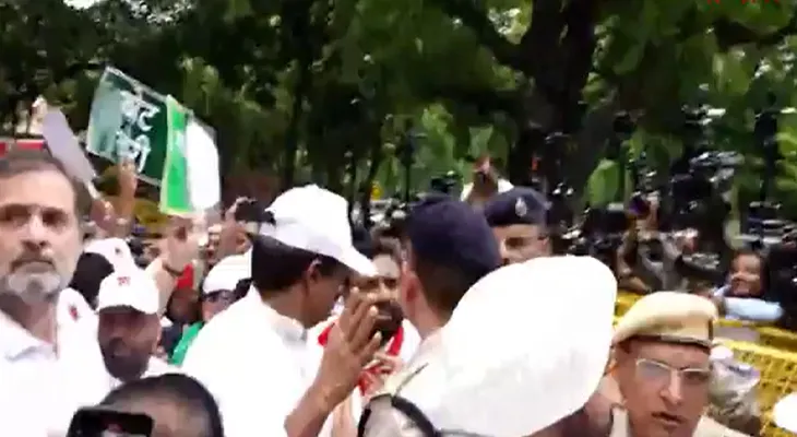 রাজপথে পুলিসি ব্যারিকেড, বিরোধীদের কমিশন ঘেরাও অভিযান রুখতে তৎপর দিল্লি পুলিস